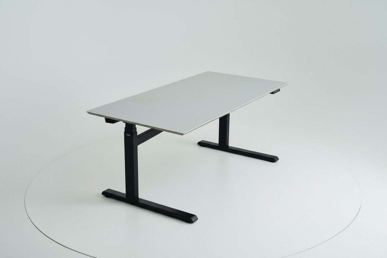 Duba B8 hæve-sænkebord 160x80 cm i lysegrå linoleum set fra skrå vinkel med affasede kanter og kabelbakke